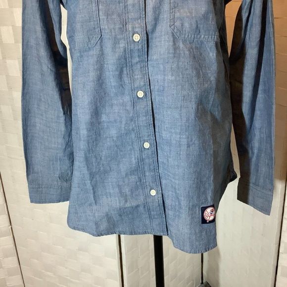 Nwt Levi's blue NY Yankees embroidered MLB blouse size medium - Picture 4 of 10